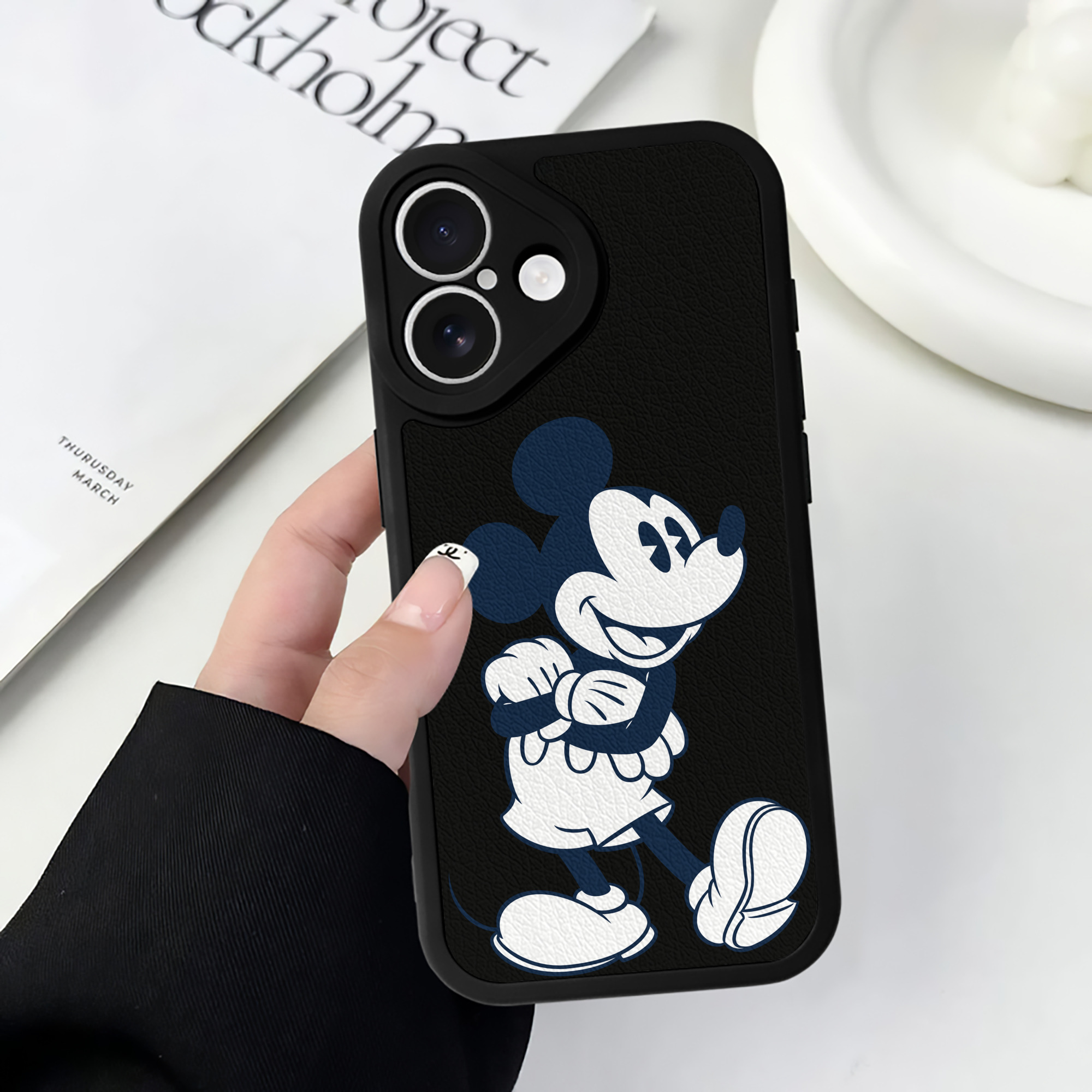 （画像用） ミッキーマウス Mickey Mouse 【iPhone 16シリーズ対応】シリコンスマホケース（レザー調） 材質：シリコン
